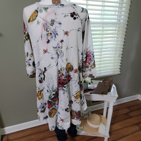 *LAST ONE* Floral Hi-Low Tunic Top - Picture 4 of 8
